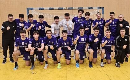 Tinerii handbalişti alb-violeţi încep bătălia pentru trofeu!