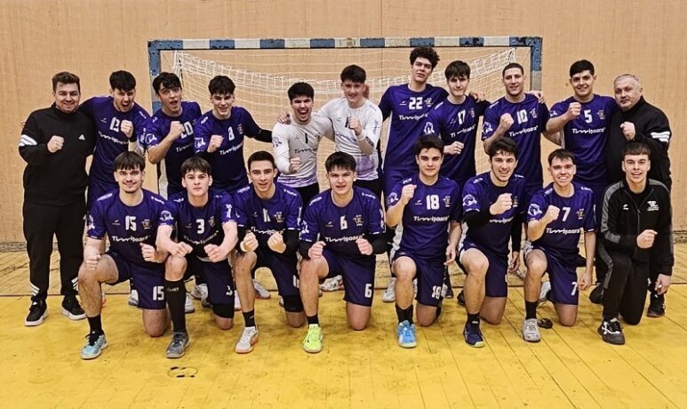 Tinerii handbalişti alb-violeţi încep bătălia pentru trofeu!