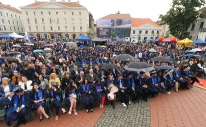 Peste două mii de studenți în Piața Libertății, la ceremonia de absolvire a promoției UVT 2026 (video)