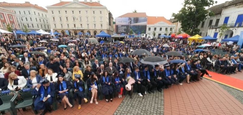 Peste două mii de studenți în Piața Libertății, la ceremonia de absolvire a promoției UVT 2026 (video)