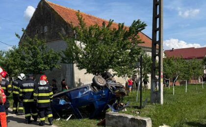 Accident grav lângă Timișoara, o șoferiță a rămas blocată în mașina răsturnată