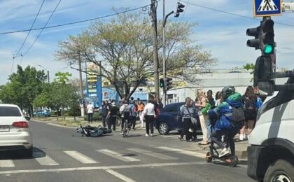 Impact violent între o mașină și o motocicletă, la Timișoara