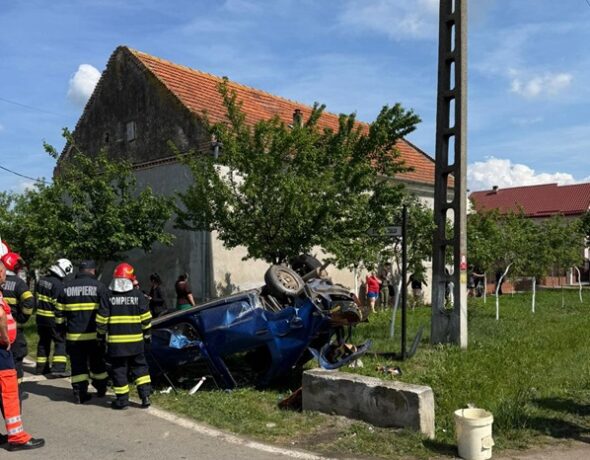 Accident grav lângă Timișoara, o șoferiță a rămas blocată în mașina răsturnată
