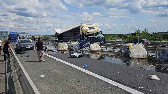 Accident între două autotrenuri pe A1