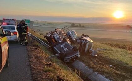 Dezastru pe autostrada A1: un autotren încărcat cu mașini s-a răsturnat după ce a lovit parapetul