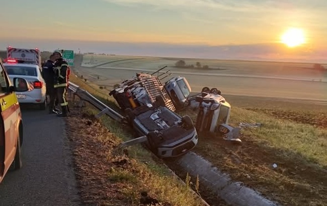 Dezastru pe autostrada A1: un autotren încărcat cu mașini s-a răsturnat după ce a lovit parapetul 1 Dezastru pe autostrada A1: un autotren încărcat cu mașini s-a răsturnat după ce a lovit parapetul