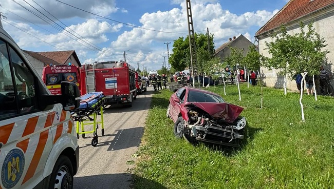 Accident grav lângă Timișoara, o șoferiță a rămas blocată în mașina răsturnată