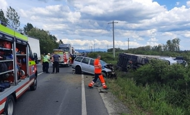 Accident mortal pe E70, în Timiș. Un tir a intrat pe contrasens direct într-un autoturism (video) 1 Accident mortal pe E70, în Timiș. Un tir a intrat pe contrasens direct într-un autoturism (video)