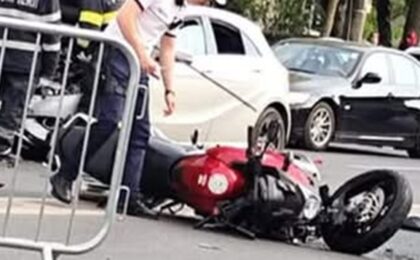 Accident în Timișoara: un motociclist lovit de o mașină a ajuns pe contrasens, unde l-a izbit un alt autoturism 21 Accident în Timișoara: un motociclist lovit de o mașină a ajuns pe contrasens, unde l-a izbit un alt autoturism