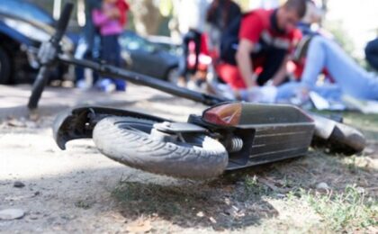 Doi minori aflați pe o trotinetă electrică s-au izbit violent de o mașină