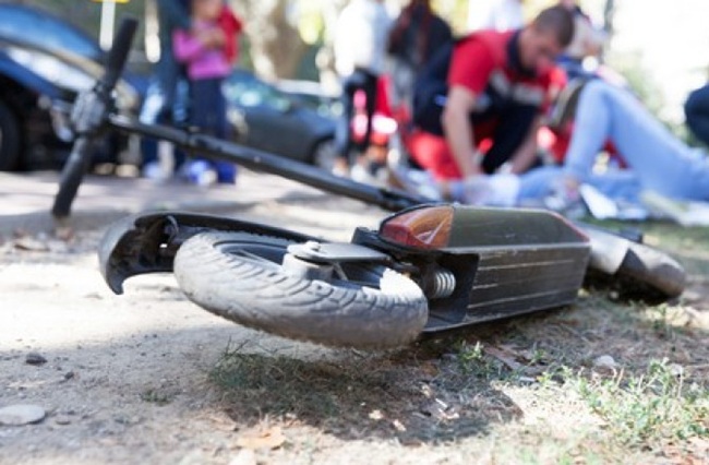 Doi minori aflați pe o trotinetă electrică s-au izbit violent de o mașină
