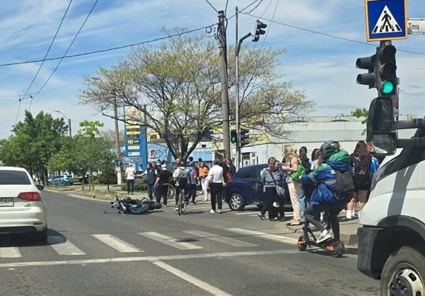Impact violent între o mașină și o motocicletă, la Timișoara