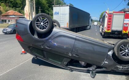 Mașină răsturnată pe un drum din vestul țării. Intervenție de urgență a pompierilor (foto/video) 21 Mașină răsturnată pe un drum din vestul țării. Intervenție de urgență a pompierilor