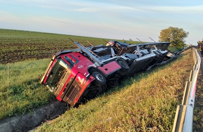 Dezastru pe autostrada A1: un autotren încărcat cu mașini s-a răsturnat după ce a lovit parapetul 2 Dezastru pe autostrada A1: un autotren încărcat cu mașini s-a răsturnat după ce a lovit parapetul
