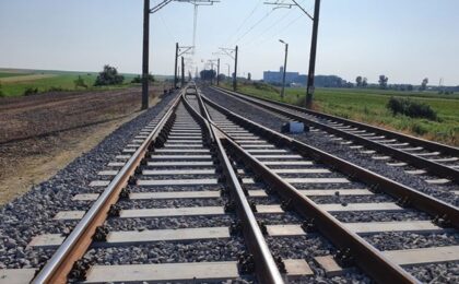 Circulaţia feroviară, întreruptă temporar pe distanţa Băile Calacea - Sînandrei (secţia Timişoara Nord-Arad) după ruperea pantografului unei locomotive şi a liniei de contact