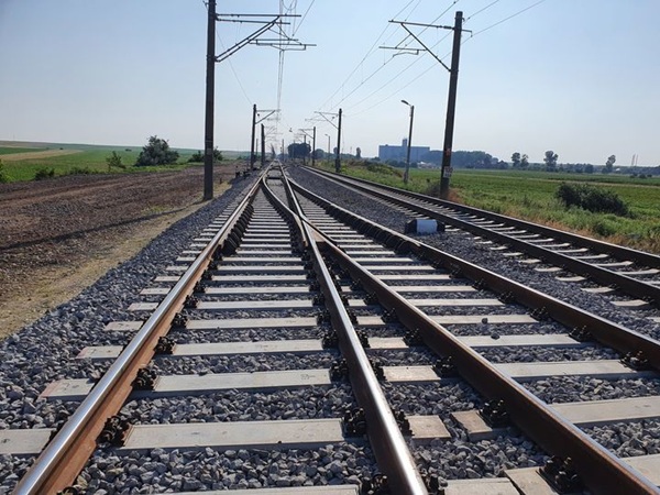 Circulaţia feroviară, întreruptă temporar pe distanţa Băile Calacea - Sînandrei (secţia Timişoara Nord-Arad) după ruperea pantografului unei locomotive şi a liniei de contact