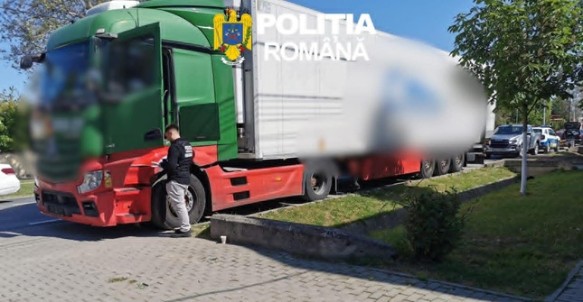 Captură uriașă de țigări de contrabandă, în camionul unui șofer din Timișoara oprit pe A1 (foto)
