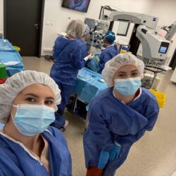 La Timișoara a fost efectuat, în premieră, transplantul de cornee (foto) 8 Încă o premieră medicală aduce Timișoara în atenția oftalmologiei naționale: aici a fost acreditat și operaționalizat singurul centru de transplant cornean din vestul țării