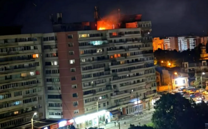 O dronă s-a prăbușit peste un bloc de locuințe în Galați. Explozie urmată de incendiu