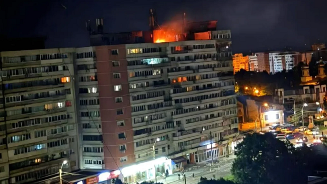 O dronă s-a prăbușit peste un bloc de locuințe în Galați. Explozie urmată de incendiu