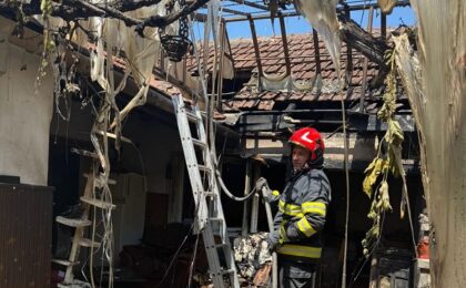 O butelie a explodat. Două victime cu arsuri, scoase din casă şi duse la spital