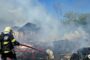 Incendiu puternic într-o gospodărie din Timiș. Pompierii au salvat un cal, șapte porci și mai multe păsări
