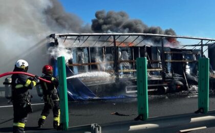 Remorca unui autotren încărcat cu frigorifice a fost distrusă de un incendiu pe autostrada A1 (video)
