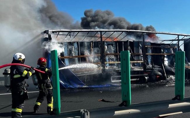 Remorca unui autotren încărcat cu frigorifice a fost distrusă de un incendiu pe autostrada A1 (video)