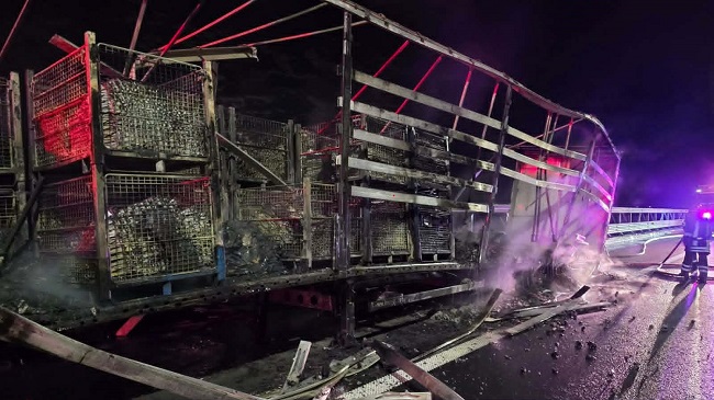 Incendiu la un autotren pe autostrada A1, în Timiș. Transporta piese auto