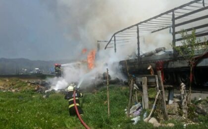Autotren în flăcări, pe un drum intens circulat din Banat (foto)
