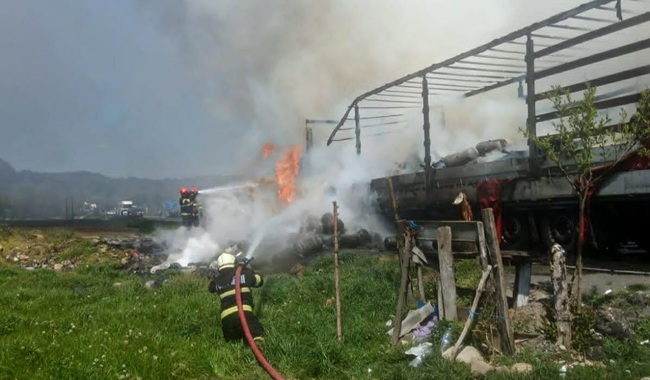 Autotren în flăcări, pe un drum intens circulat din Banat (foto)