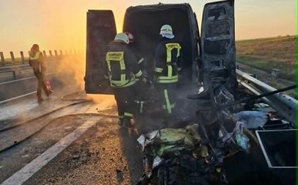 Incendiu pe autostrada A1: o autoutilitară încărcată cu mobilier a luat foc (video)