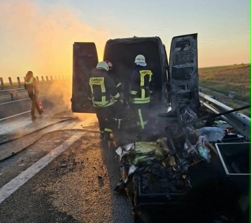Incendiu pe autostrada A1: o autoutilitară încărcată cu mobilier a luat foc (video)