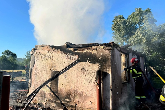 Incendiu puternic la o casă din Timiș, acoperișul s-a prăbușit