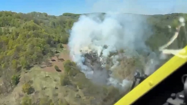 Două elicoptere Black Hawk intervin la incendiile din Banat. Flăcările au cuprins 200 de hectare (video)