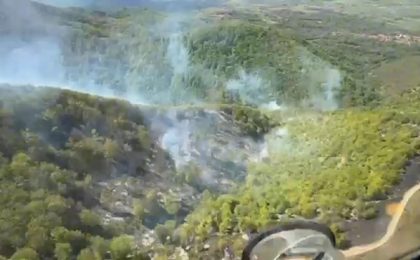 Incendiul din zona Slatina-Timiș s-a extins pe 60 de hectare și sunt numeroase focare (video)