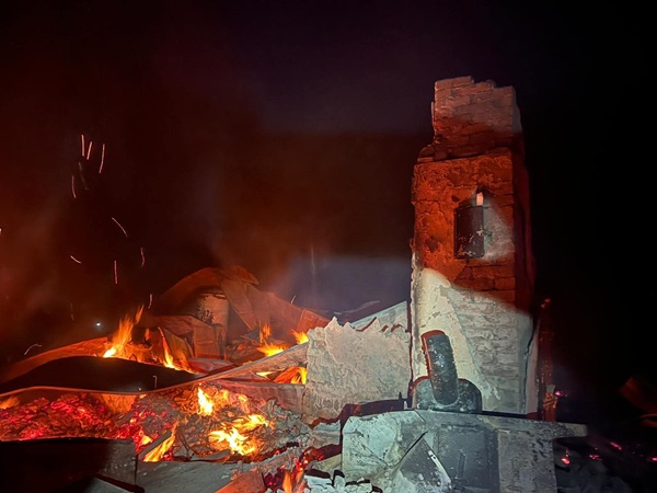 Cabană făcută scrum de un incendiu. Pompierii au mers pe jos aproape 3 ore (foto) 2 Cabană făcută scrum de un incendiu. Pompierii au mers pe jos aproape 3 ore (foto)