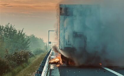 Autotren în flăcări pe autostrada A1, în județul Timiș 19 Autotren în flăcări pe autostrada A1, în județul Timiș
