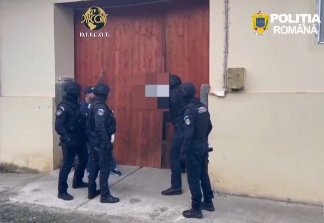 Acţiune în forţă a Poliţiei şi DIICOT la traficanţii de droguri (video)