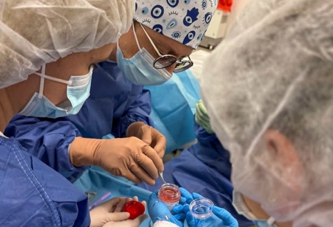 La Timișoara a fost efectuat, în premieră, transplantul de cornee (foto) 1 La Timișoara a fost efectuat, în premieră, transplantul de cornee (foto)