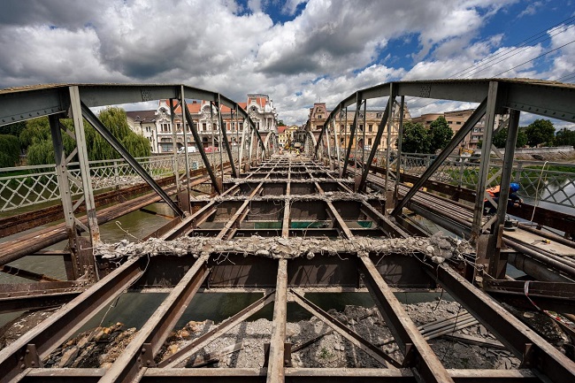 Reabilitarea Podului de Fier din Lugoj avansează: se finalizează decopertarea plăcii de beton