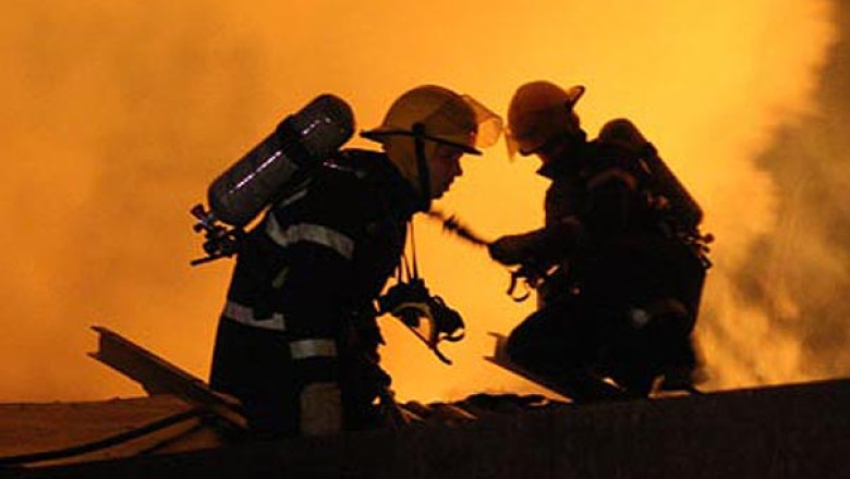 Incendiu în Timiș: pompierii chemați să stingă focul au găsit un bărbat care dormea