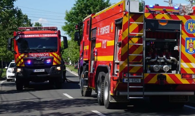 Impact puternic între două mașini la Sinersig, oameni luați cu salvarea