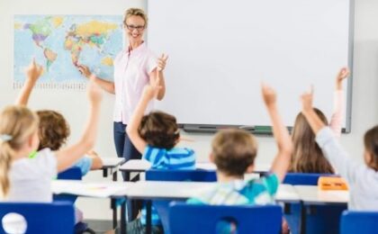 Proiect: Salariul profesorului aflat la început de drum, mai mic decât cel al polițistului local debutant