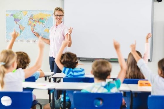 Proiect: Salariul profesorului aflat la început de drum, mai mic decât cel al polițistului local debutant