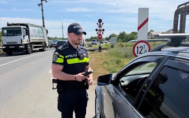 Peste 300 de şoferi, "arşi" la buzunare de poliţiştii din Timiş. Unii au rămas fără permis, certificat de înmatriculare sau numere 1 Peste 300 de şoferi, "arşi" la buzunare de poliţiştii din Timiş. Unii au rămas fără permis, certificat de înmatriculare sau numere