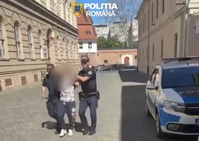 Bărbat reţinut pentru spargerea a cel puţin 9 maşini, la Timişoara. A furat camere de bord, dar şi alte obiecte