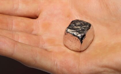Nu aurul este cel mai scump metal din lume. Ce material a depășit 20.000 de euro pe uncie
