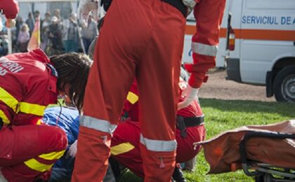 Aproape 80 de elevi evacuaţi, 8 duşi la spital, după ce un adolescent a pulverizat spray iritant-lacrimogen în şcoală