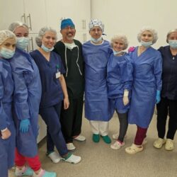 La Timișoara a fost efectuat, în premieră, transplantul de cornee (foto) 9 Încă o premieră medicală aduce Timișoara în atenția oftalmologiei naționale: aici a fost acreditat și operaționalizat singurul centru de transplant cornean din vestul țării